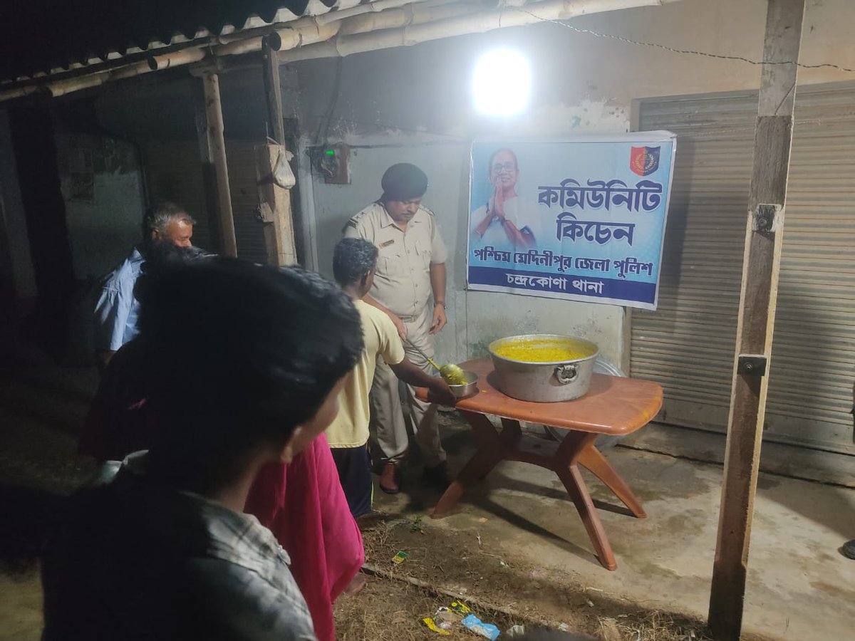 অন্যদিনের মতো আজ রাতেও কমিউনিটি কিচেনের মাধ্যমে চন্দ্রকোনা থানার মনোহরপুর জিপি সহ ঘাটাল থানার ঘাটাল ও খড়ার পৌরসভার বন্যা দুর্গত এলাকায় (1/2)