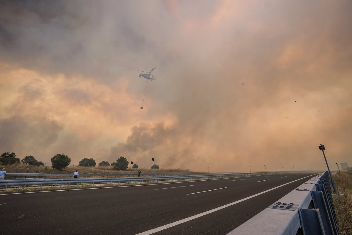 Şarköy'den Gelibolu'ya, Çanakkale'ye... 
Dün Ayvacık köyleri...

Kahroluyorum, deliriyorum. Dünyanın en güzel coğrafyası, yurdum,  toprağım yanıyor. Gücüm yetmiyor,  duam yetmiyor. Yüreğim kadar acı duyan yonetici sesi bekliyorum. Neredesiniiiizzz??