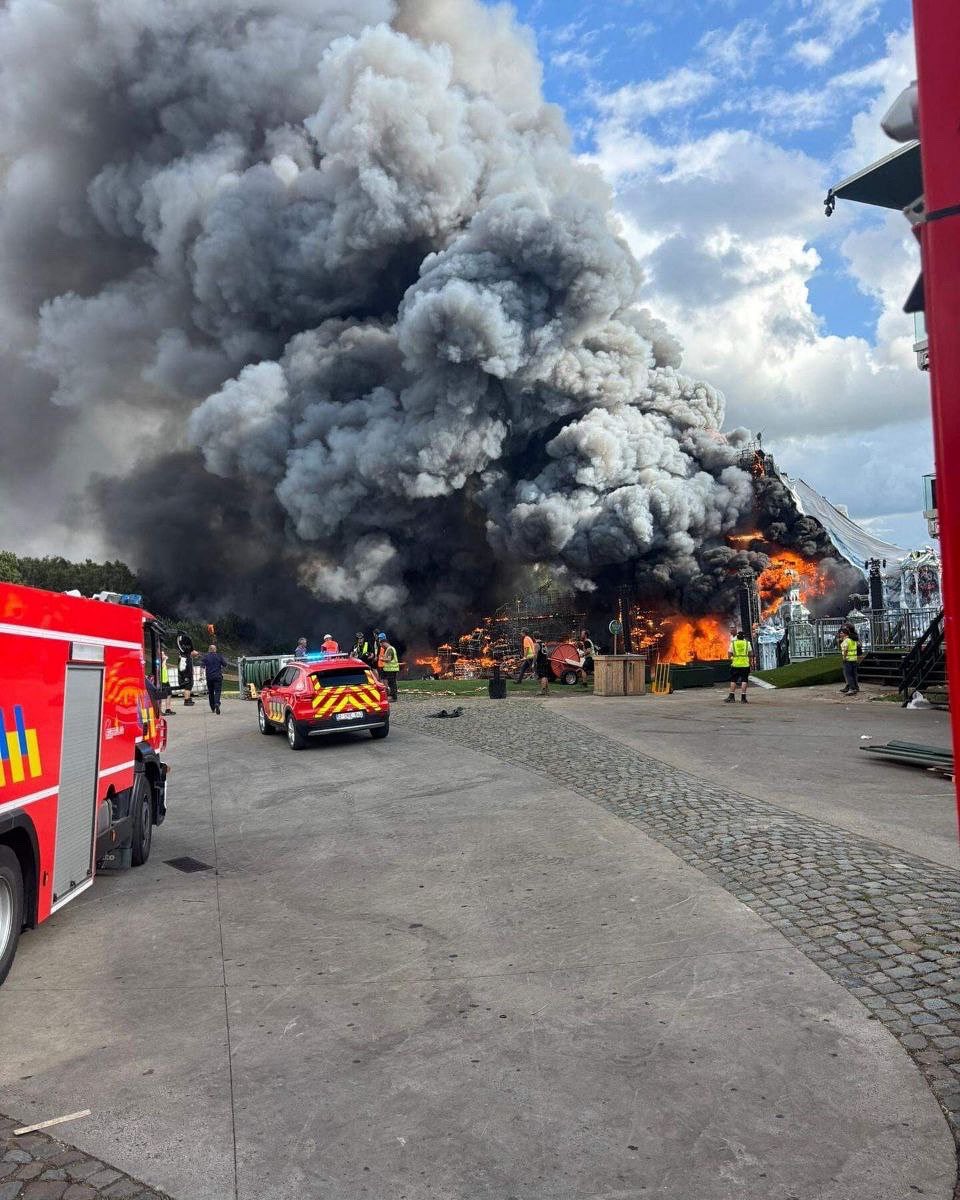 Tomorrowland’s mainstage is currently on fire. Praying no one gets hurt and for those attending W1 🙏🏻
