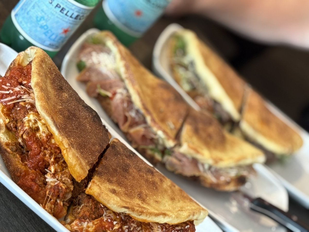 shawnmoniz's tweet photo. Team lunch today @Via_Cibo enjoying delicious #Panuozzo’s while planning 2026 growth targets for $HBFG. If a meeting needs to happen it’s in the restaurants. That’s where the magic happens 💚
#FastCasual #QSR #Italian #Toronto #Restaurants #CSE #Food https://t.co/BRhV61onMz