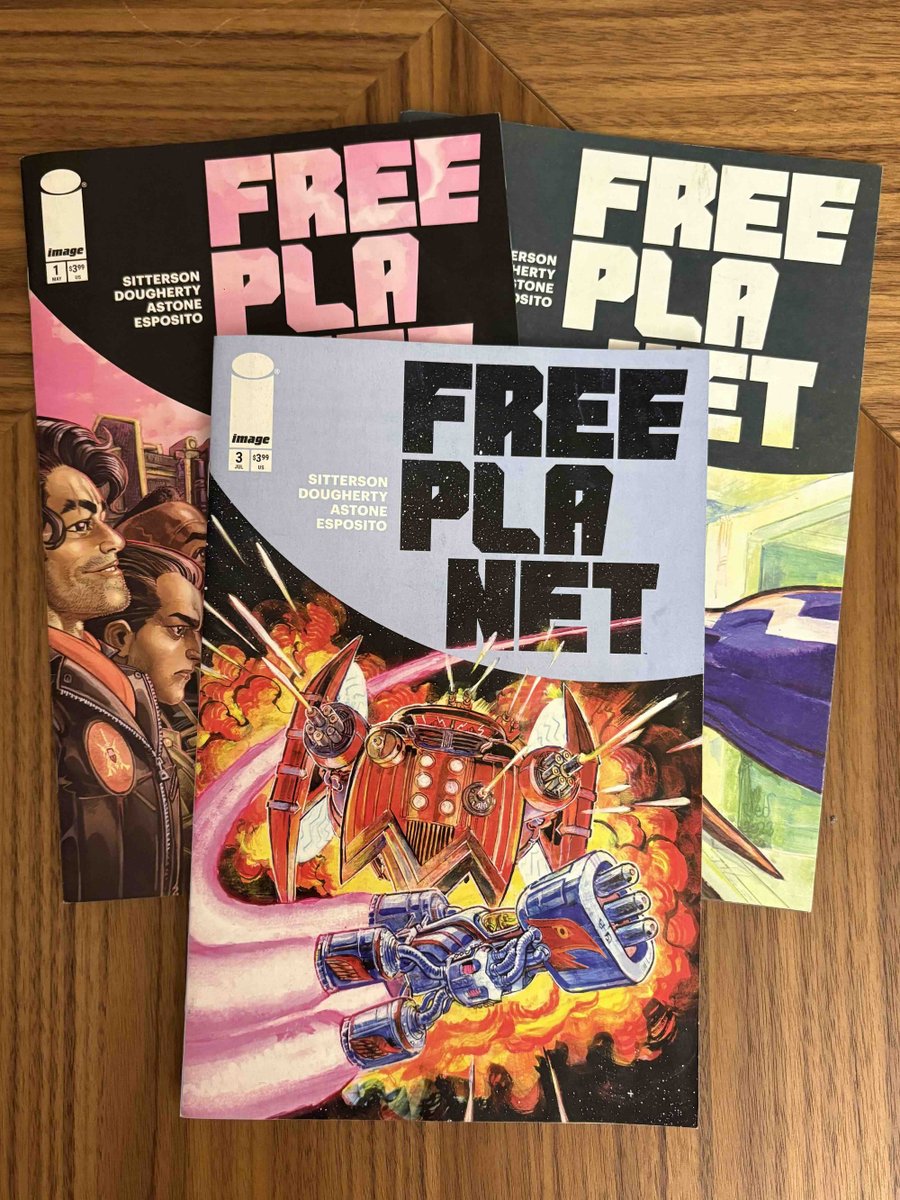 aubreysitterson's tweet image. In comic shops now: FREE PLANET #3, featuring a space dogfight that MUST be experienced in the periodical format because it requires that you BARREL ROLL with us.
Full preview: bit.ly/OrouranAttack