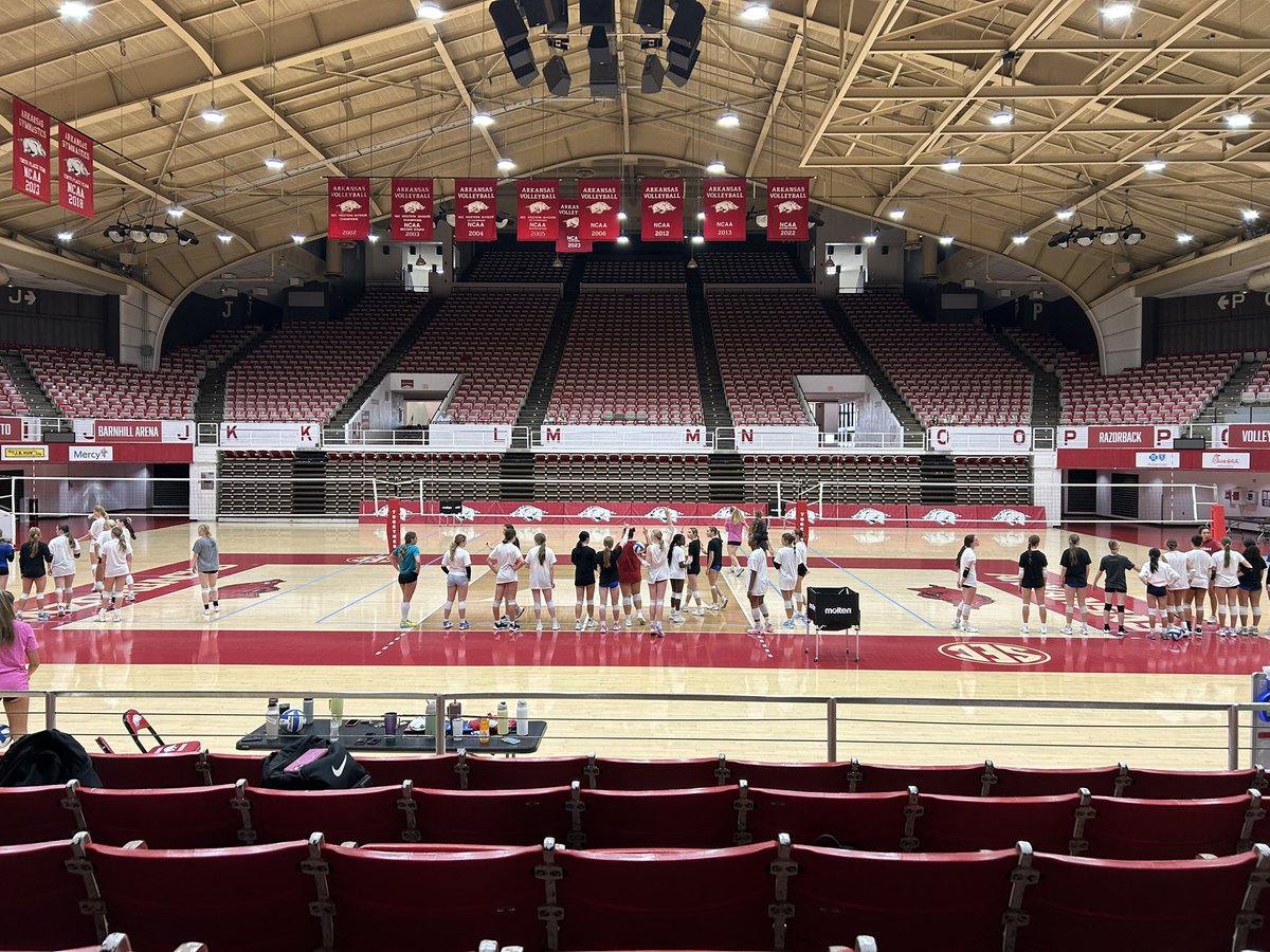 JHS_vball's tweet photo. DAY 3 @RazorbackVB College Experience Camp. LOTS of VB & Team Bonding! Got a little extra Lโค๏ธVE from our sweet BlueJay Alum Ava with locker room tour! #foreverabluejay @STLhssports @LiveStreamSTL @R7Activities https://t.co/mApqKtKQR3
