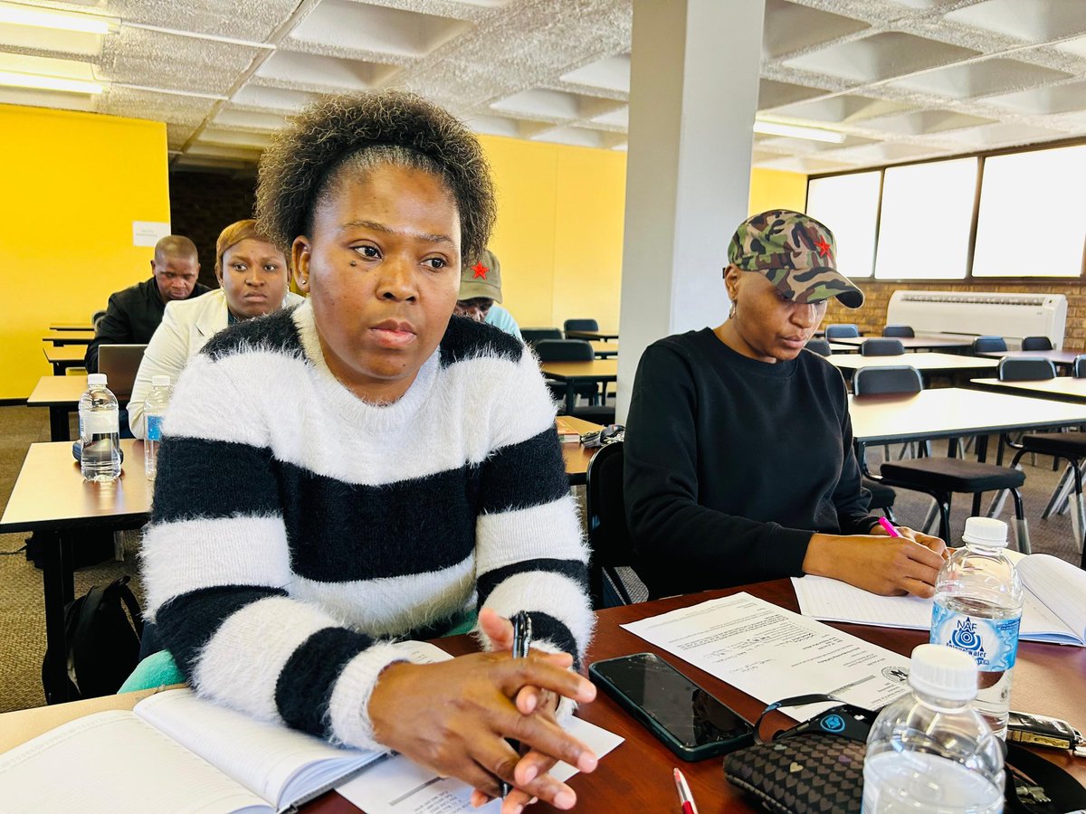 The 2nd Deputy President Cde Puleng Phaka addressed staff members at the staff meeting which took place in Mpumalanga today in Witbank. President Puleng reminded the meeting of the importance of service to members. 
#NUMSA_Leads
#NUMSAeveryday
❤️🖤💛
