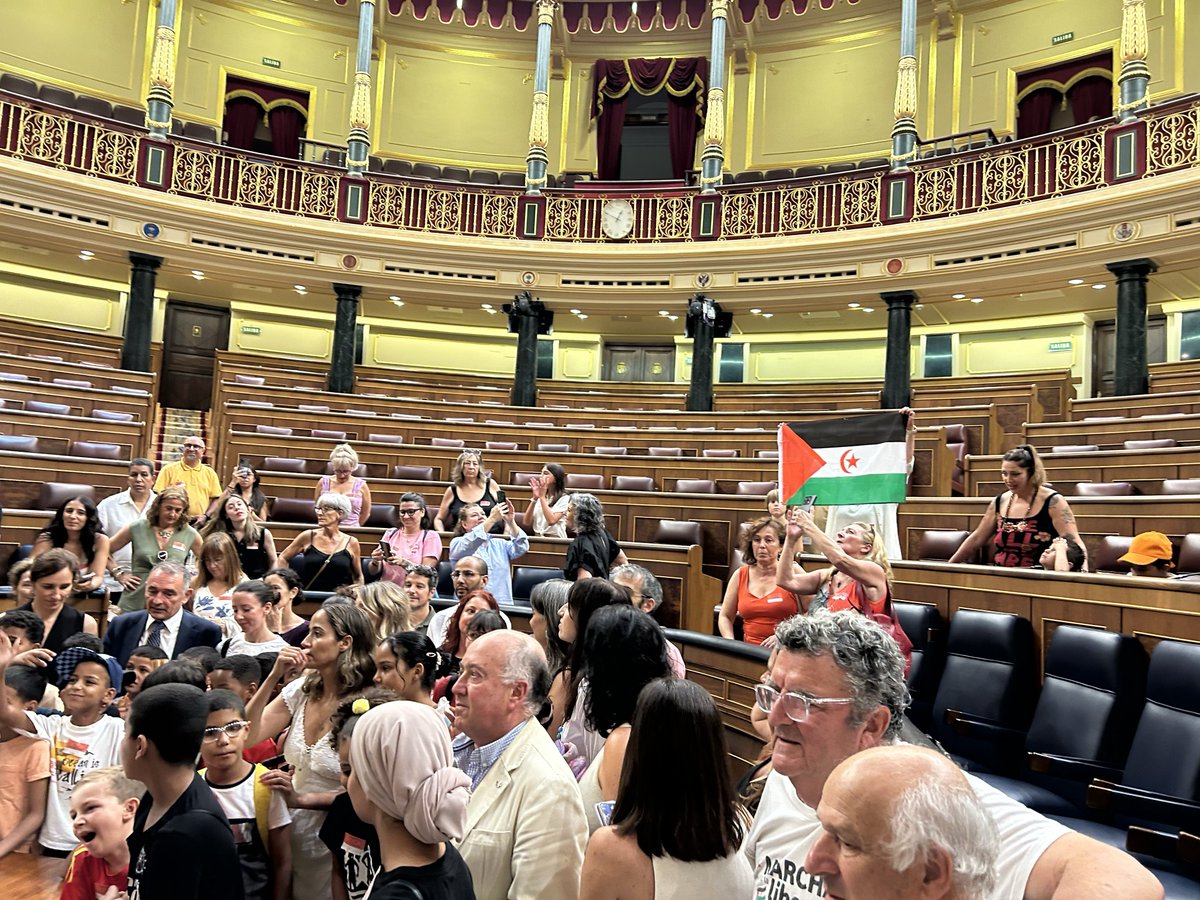 Emoción en el <a href="/Congreso_Es/">Congreso</a> : el Intergrupo por el Sáhara recibe a los niños de #VacacionesEnPaz. Su sonrisa es resistencia. Gracias a las familias de acogida. El mundo no puede olvidar su lucha. #SáharaLibre