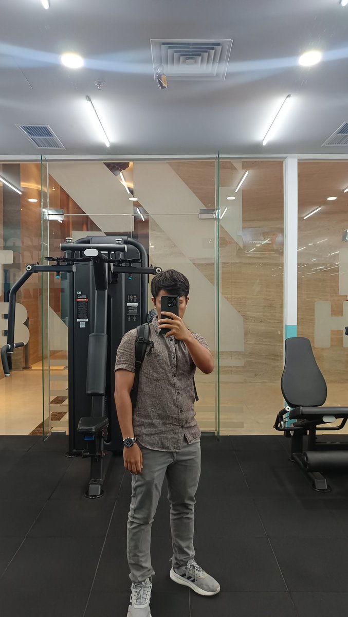 acongbatak's tweet photo. Pulang kantor ke gym, tersadar klw outfit kantor &amp; gym hari ini adalah Abu-abu. Dia bukan putih, bukan hitam. Seperti senja, bukan siang namun belum malam. Seperti Sore, yang datang menghampiri Jo dari masa depan sebagai istrinya saat Jo belum menjadi suaminya. https://t.co/KCBDAs76cU
