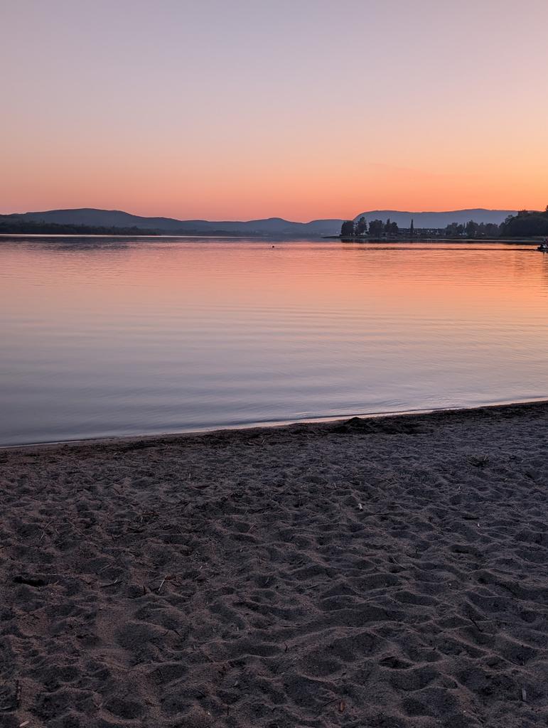 Gårdagens kvällsbad:
Käringberget

Antal badare:
Två + en riktig livsnjutare till tant som låg och plaskade för sig själv i säkert 25 minuter

Temperatur:
Uppskattningsvis 23 grader

Ett stenkast bort badade ett gäng grabbar som härmade Stånk-Tommy

#JonkansBadblogg