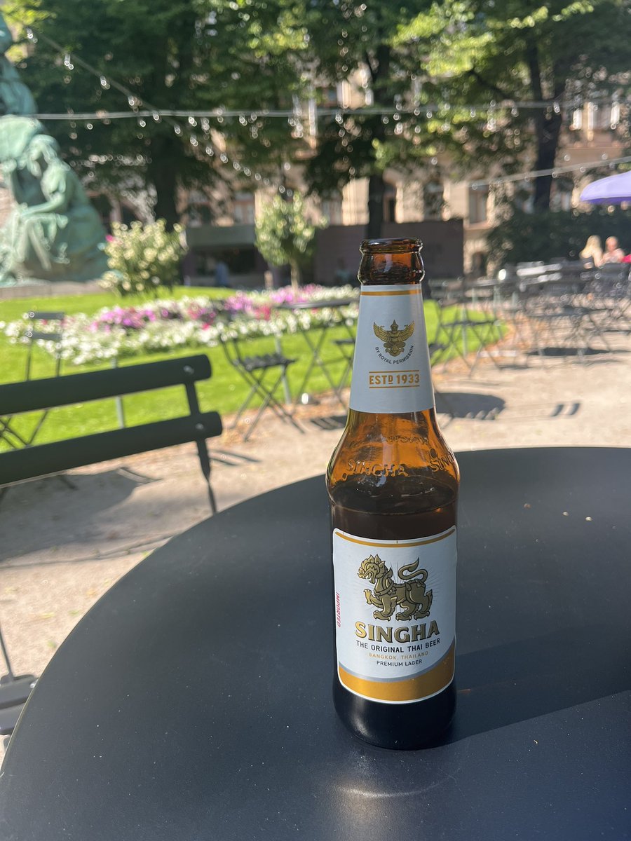 Singhaa Thaimaan lähetystön edessä. Ihan kuin olisi kotiin palannut😌🇹🇭