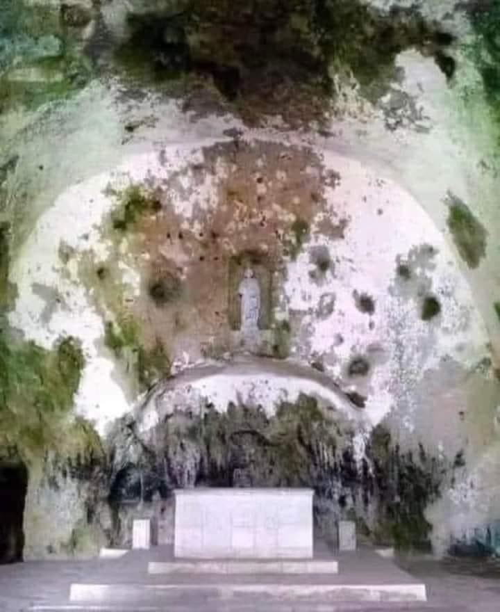 THE FIRST CATHOLIC CHURCH IN HISTORY🇻🇦

This is St. Peter's Cave Church in Antioch, the oldest Church in the world.

The interior of the church grotto is austere and simple. The only permanent furniture are the ALTAR, the INDIVIDUAL STATUE and the stone throne.

This cave church
