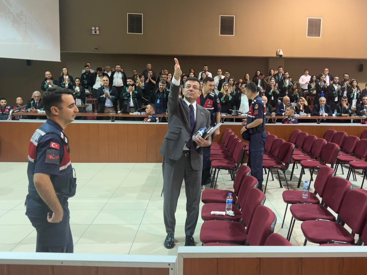 CHP’yi çözüm süreci masasına dahil etmek için İmamoğlu’nun duruşmalarının TRT’den canlı yayınlanması planlanmıştı. Ancak İmamoğlu’nun bugünkü duruşmadaki kararlı tavrı sonrası bu plandan vazgeçmiş olabilir. Çünkü İmamoğlu hukuksuzluğa ve haksızlıklara karşı her salonda adeta