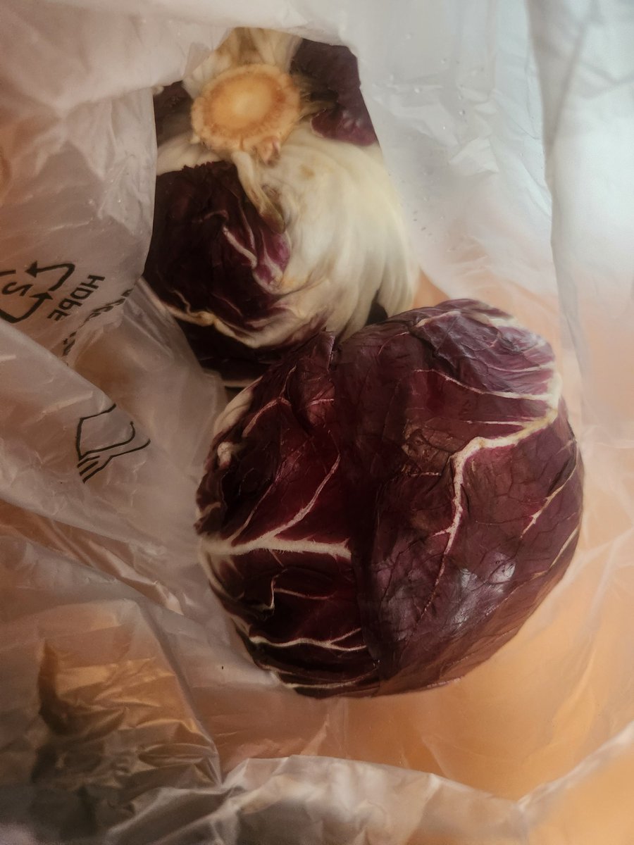 唐揚げ作るから帰りにキャベツ買ってきて！

で夫が買ってきたキャベツが赤いやつ。こっちの色じゃないねん。

唐揚げとトンカツには緑のキャベツというのはどうやら日本人の感覚みたいです。

#国際結婚のコミュニケーション