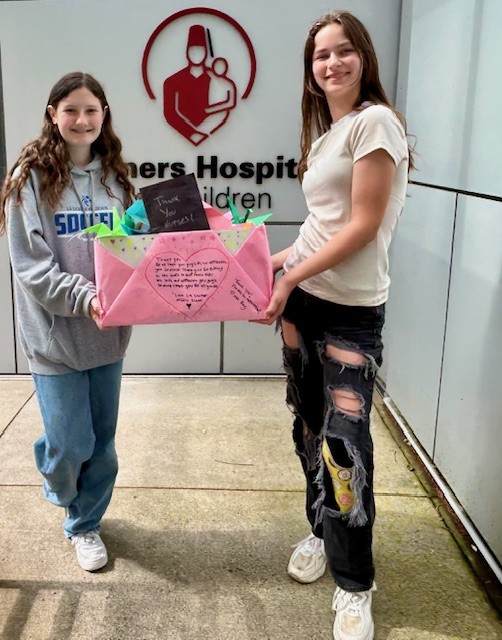 ShrinersPDX's tweet image. Shriners Children's Portland patient Allison (right) and her friend Leila (left) organized a thank-you letter writing initiative at La Center Middle School, and they recently delivered over 350 personal origami notes for hospital staff. Thank you for your thoughtfulness! ❤️❤️