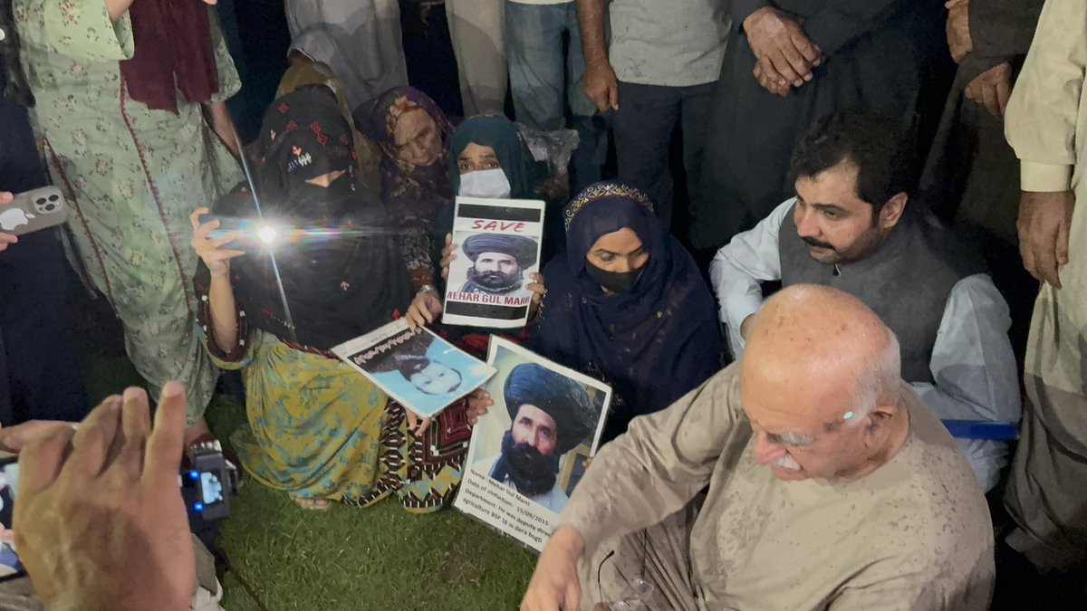 یہاں بیٹھے ان بزرگوار کی چادر جھاڑیں تو اتنے جھوٹ نکلیں گے کہ دامن کوہ کے پہاڑ کے مقابل جھوٹ کا پہاڑ کھڑا ہو جائے گا،
یہ وہ منافق شخص ہے جو اسلام آباد میں ٹیکس کے پیسے پر دہائیوں سے عیاشی کر رہا مگر اک لفظ نہیں بول سکتا کہ بلوچستان میں نہتے مسافروں کو قتل کرنا غلط ہے!