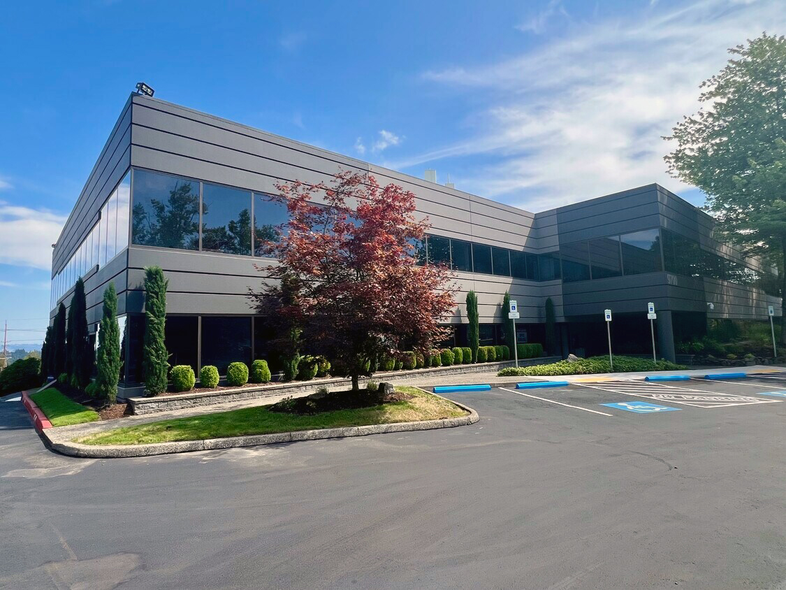 Congratulations to Raymond Duchek and Tom McDowell on brokering the $5.7M investment sale of Capitol Park in Portland, OR. The office property has undergone significant remodeling over the last 2 years.

Read more here: ow.ly/lf8w50WpWEz

#CRE #TCNSuccessStories #Portland