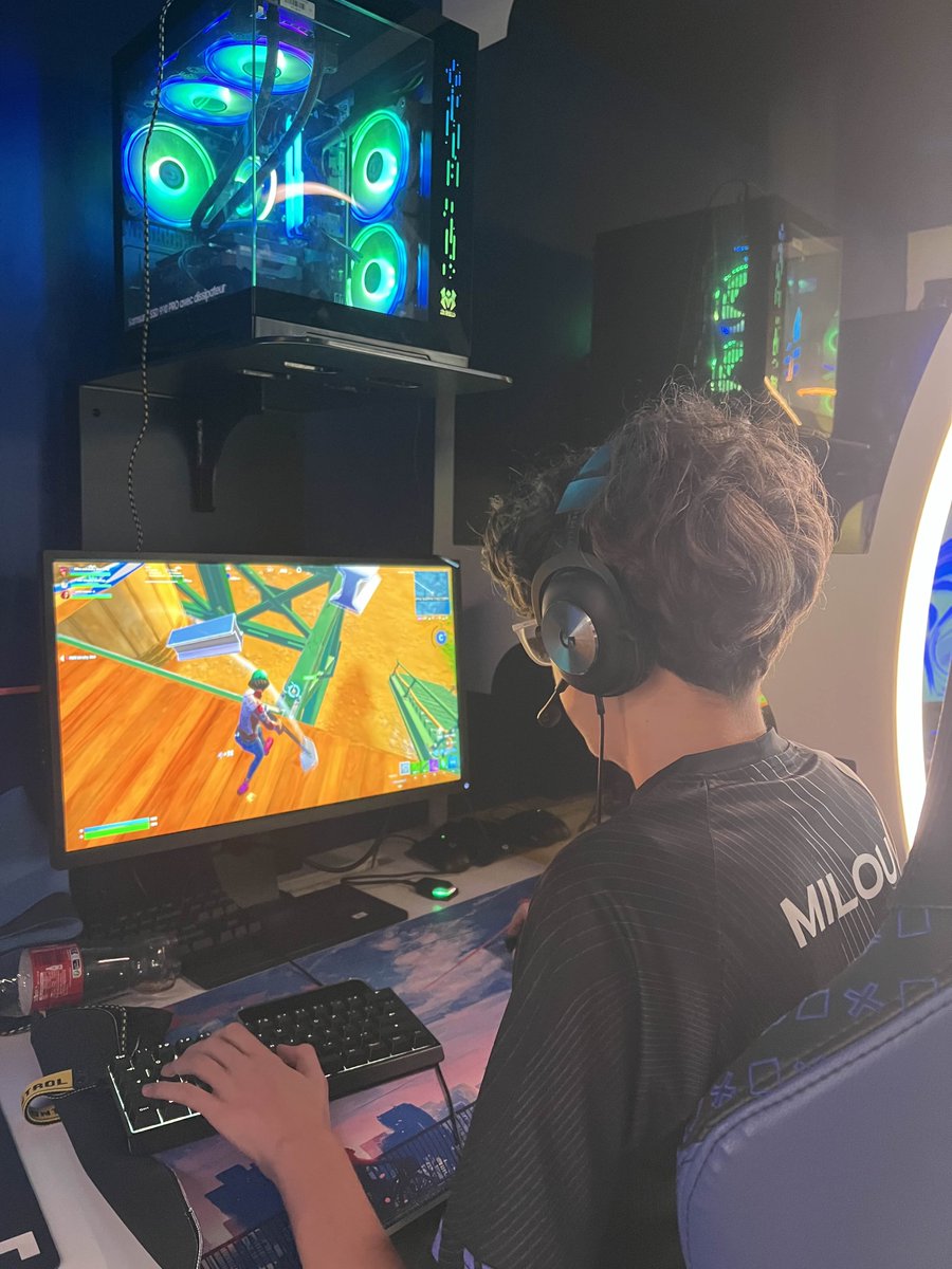 Marre de voir M8 et Havok partout ? 😪

Venez suivre les Play-In FNCS de nos champions en live depuis notre bootcamp 📺

Lien juste ci-dessous ⬇️