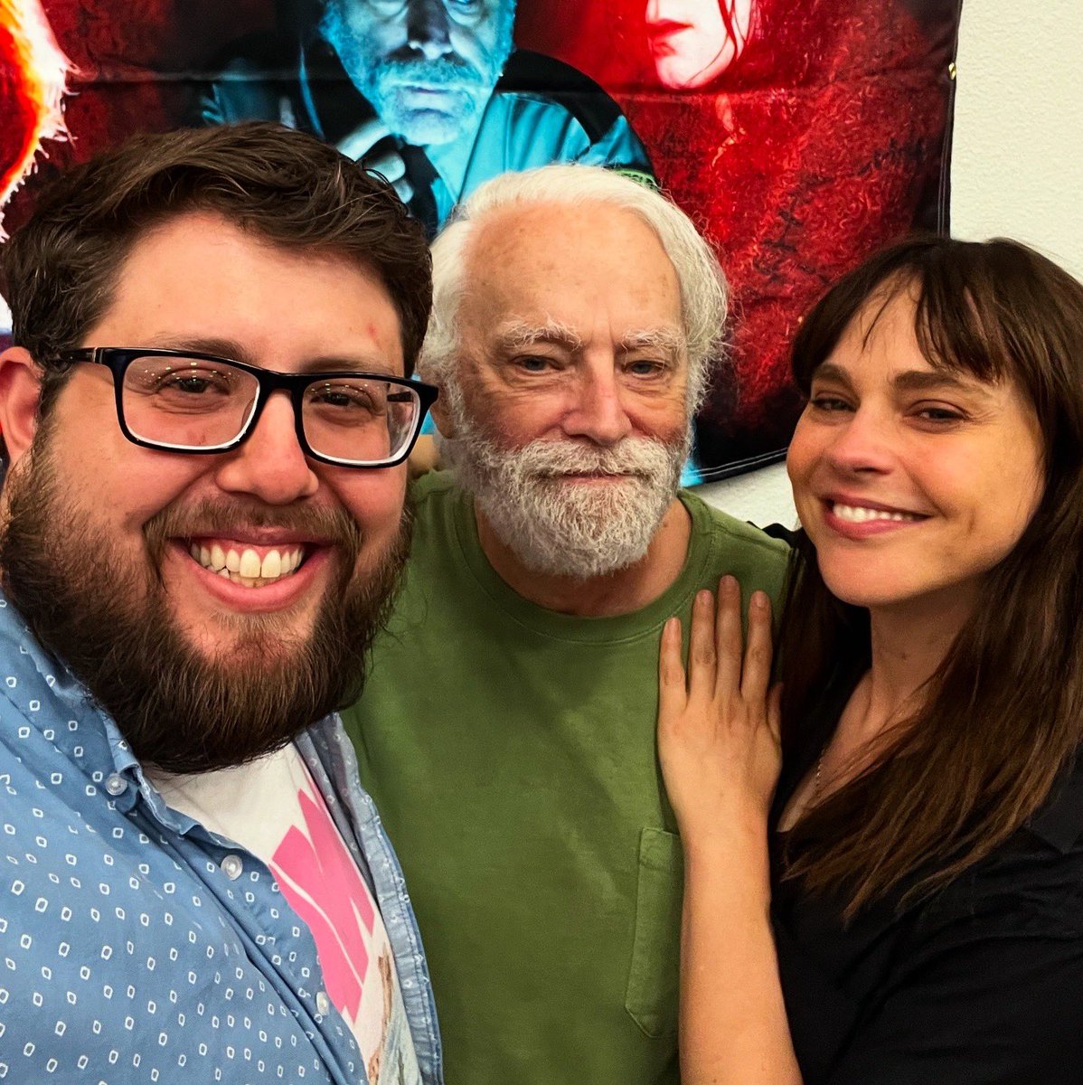jingleheimmer's tweet image. I recently had a “pinch me” moment where I met David Arquette, Brad Dourif, and Fiona Dourif (all of whom were a delight to talk with).
You bet your ass I told Brad how incredible he is in HALLOWEEN II.