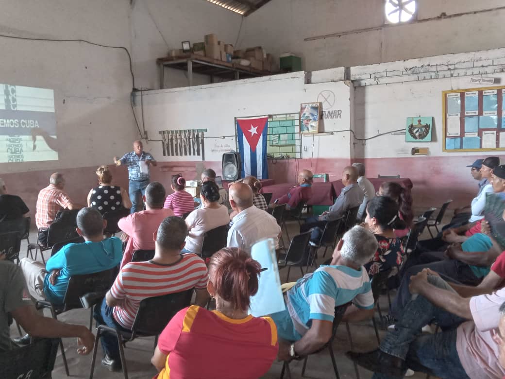 AlimGranma2021's tweet photo. Con la presencia de las autoridades del PCC ,GOBIERNO ,CDRse realiza plenaria del delito UEB 648 Campechuela. #EMPAGR #ProvinciaGranma @MincinCuba. @GrupodAlimentos @BetsyDazVelzqu2. @YudelkisOrtizB. @yaisdor24687 https://t.co/u5nXnv6FZZ