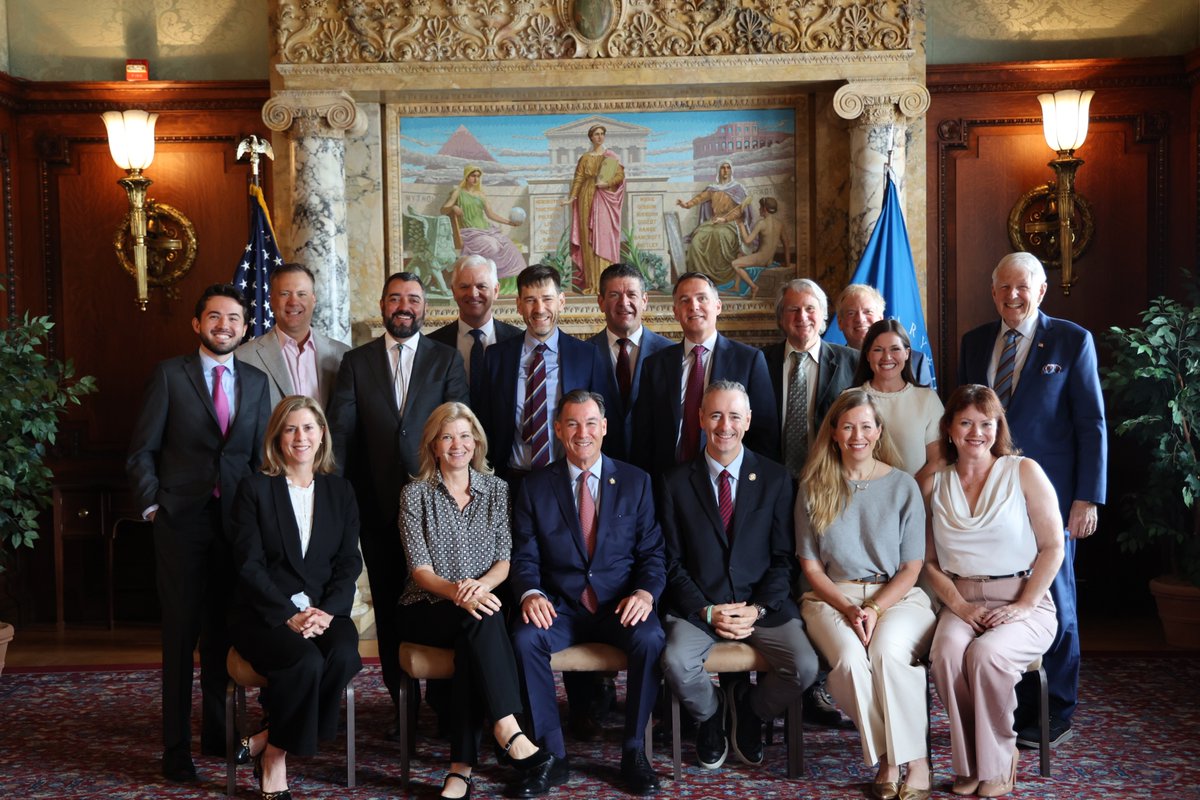 ProbSolveCaucus's tweet image. Today, we brought together leaders from 16 bipartisan organizations. This is the beginning of an effort to build the bipartisan community in D.C. and throughout America — to get things done and make our nation stronger!
Thank you for joining us,
@NoLabelsOrg @WithHonorAction…