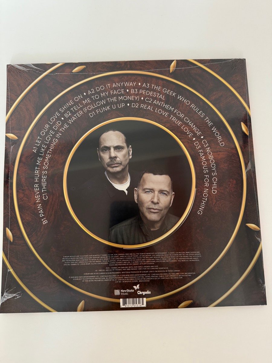 d_ream_music's tweet image. Ooh, the vinyl is in. @AmazonUK have an exclusive on the signed vinyl copies. Limited numbers, so you may want to get those orders in. Very exciting.