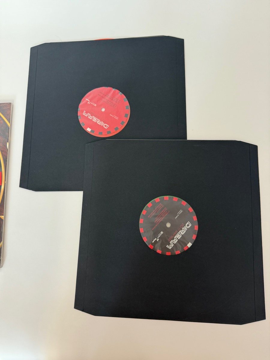 d_ream_music's tweet image. Ooh, the vinyl is in. @AmazonUK have an exclusive on the signed vinyl copies. Limited numbers, so you may want to get those orders in. Very exciting.