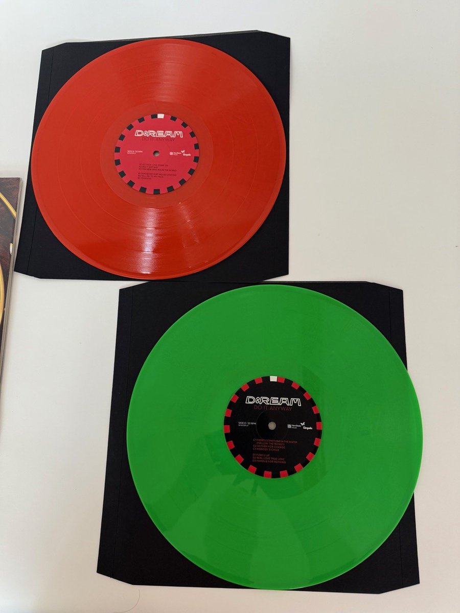 d_ream_music's tweet image. Ooh, the vinyl is in. @AmazonUK have an exclusive on the signed vinyl copies. Limited numbers, so you may want to get those orders in. Very exciting.