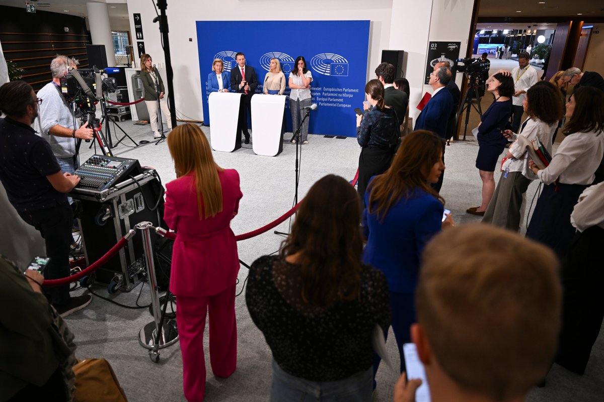 europarlAV's tweet image. Press point by Siegfried MUREŞAN and Carla TAVARES, Co-rapporteurs, following the BUDG Committee meeting on Multi-annual Financial Framework beyond 2027 and Own Resources
📽️Watch the video here: europa.eu/!jc7TBJ
#MFF