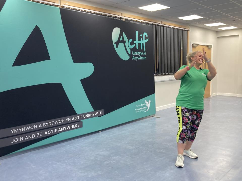 Throughout the academic year, 'Actif Anywhere for Schools' physical activity sessions have been live-streamed straight into classrooms across Carmarthenshire! 💻

Here's Stella, Community Sport and Activity Coach (Digital) leading sessions for pre-school, infants and juniors. 🌟