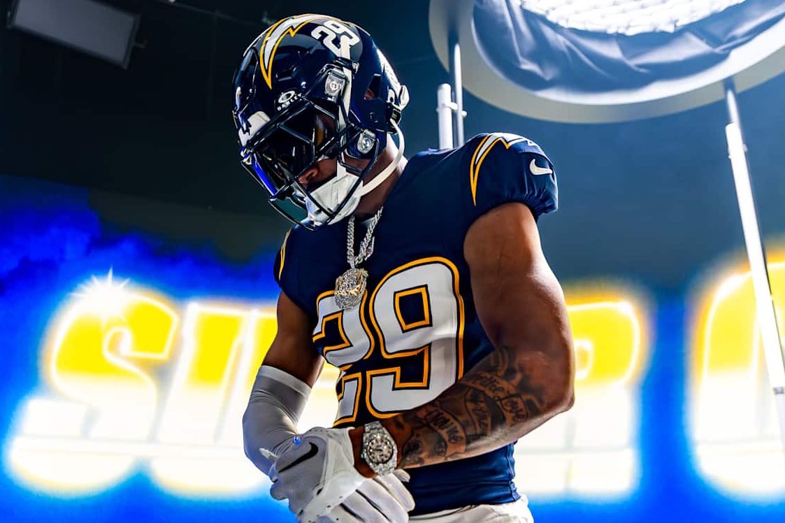 ThePowderblues's tweet image. Unreal. This is glorious. White pants. Maybe even yellow down the road. The white top as well would be nice. But i had imagined this uniform with a Matte navy or even chromed navy helmet. But this is amazing. Perfection