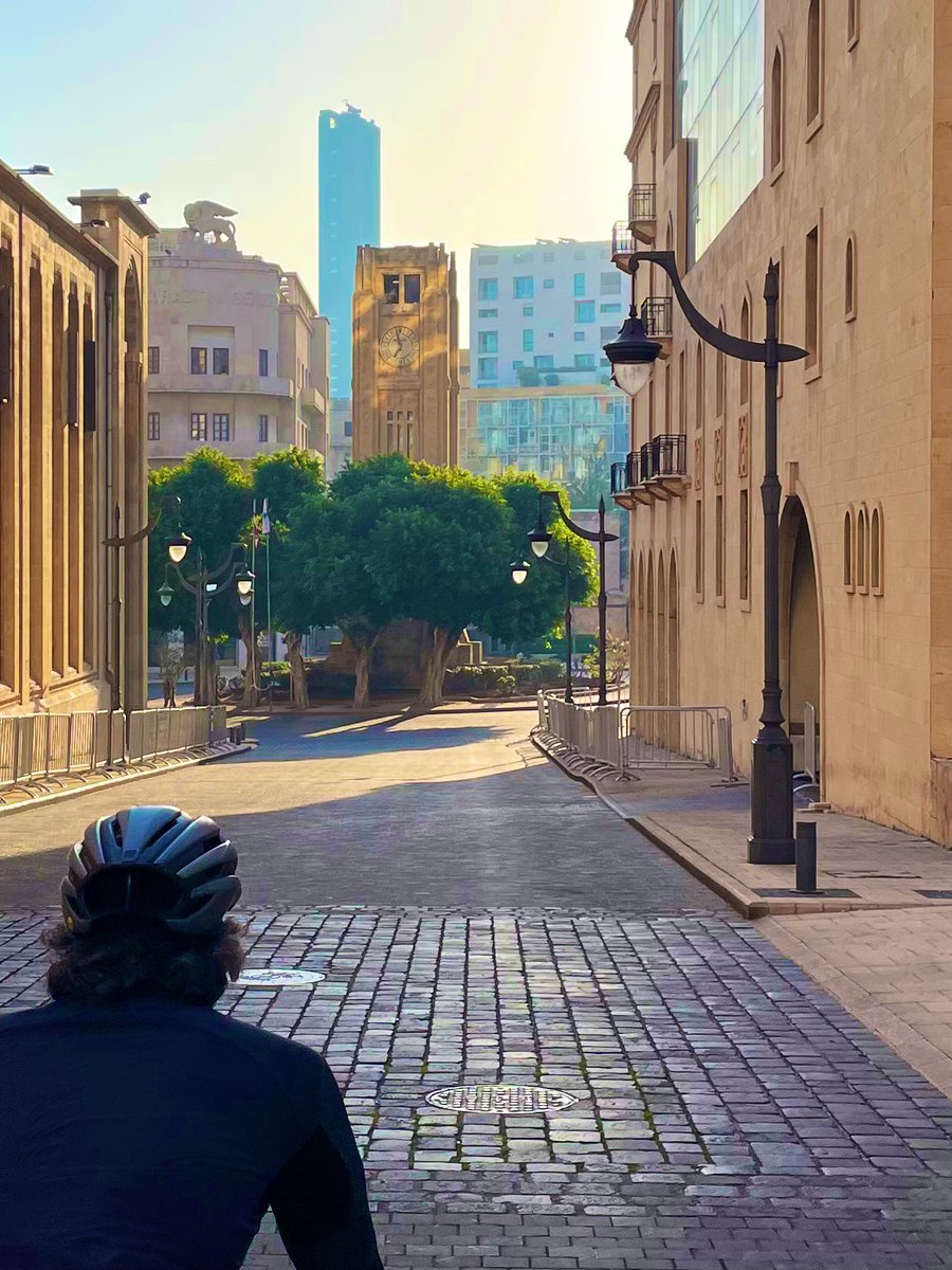 Pendant deux jours, au perchoir de la Place de l’Étoile, la valse chancelante de nos étoiles dégringolantes continue la mise à nu des contradictions d’un ramassis de factions déguisées en Parlement. Alors que la Syrie est à feu et à sang, et que le danger croissant de la présence