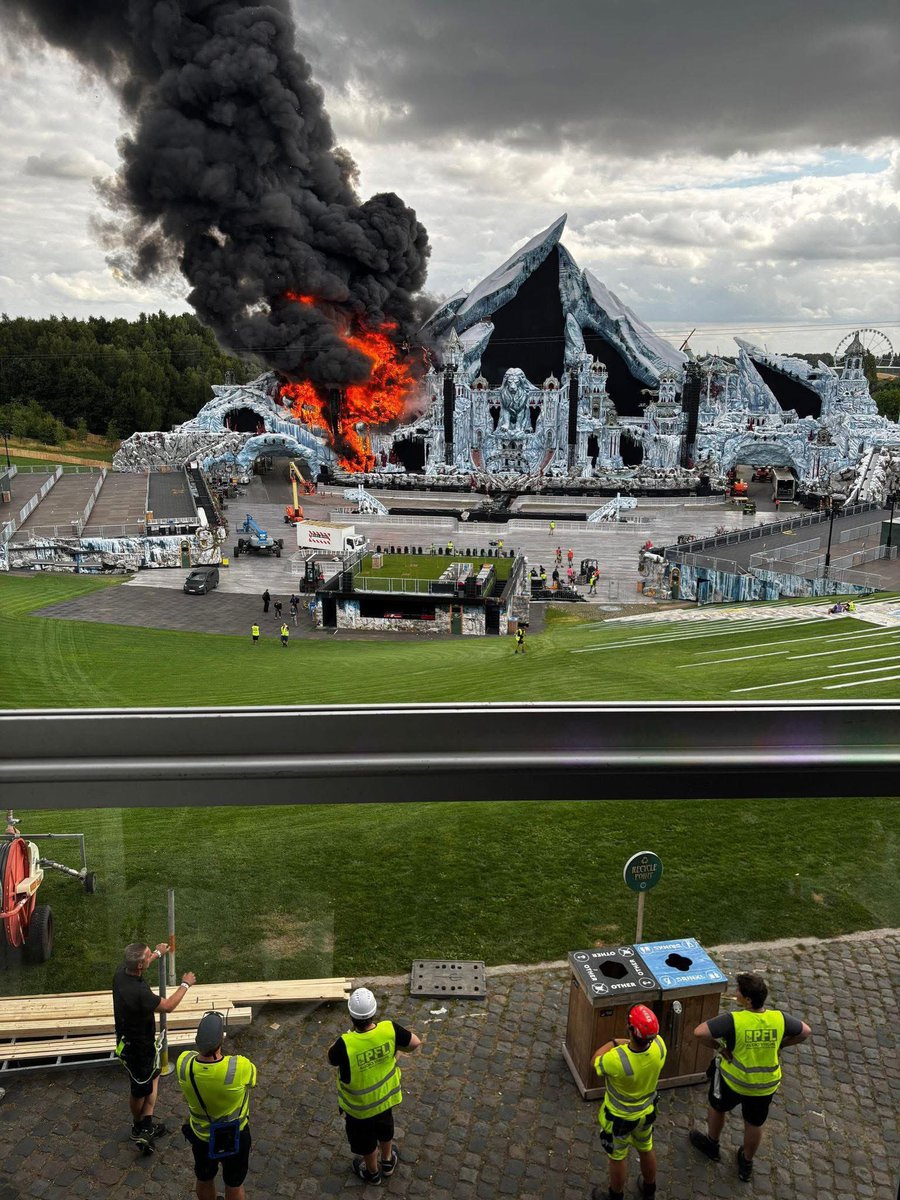 🔥 Un fuerte incendio consumió el escenario principal del festival Tomorrowland en Bélgica, a solo horas de su inicio este viernes. Aún se investigan las causas del siniestro.

#Tomorrowland #Incendio #Bélgica #MúsicaElectrónica #Festival2025 #UltraNoticiasPuebla #FernandoCanale