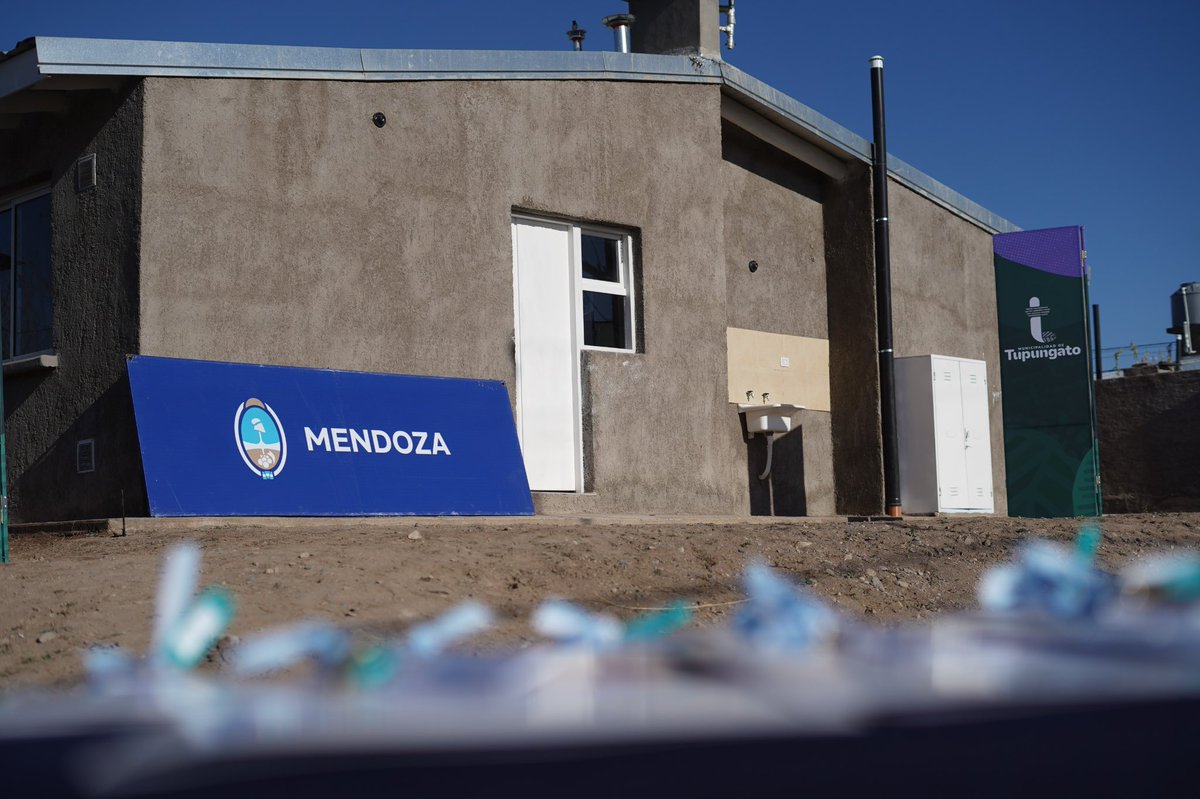 Hoy entregamos 15 casas en Tupungato que habían sido abandonadas por varios gobiernos nacionales. Decidimos no dejar a medias lo que otros empezaron y no terminaron. Por el contrario, retomamos y finalizamos la obra con recursos provinciales. Terminamos lo pendiente, trabajamos