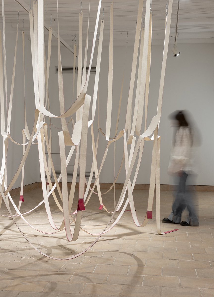 Vista de la instalación “La frágil piel del mundo” en la exposición LEBENSTRIEB-TODESTRIEB. TEIXITS PULSIONALS, que podéis visitar hasta hasta el 19/10 en el Centre Grau-Garriga d’Art Tèxtil Contemporani. Foto: Eva Carasol (cedida por <a href="/art/">Arthur Bullard</a>.santcugat Ajuntament de Sant Cugat