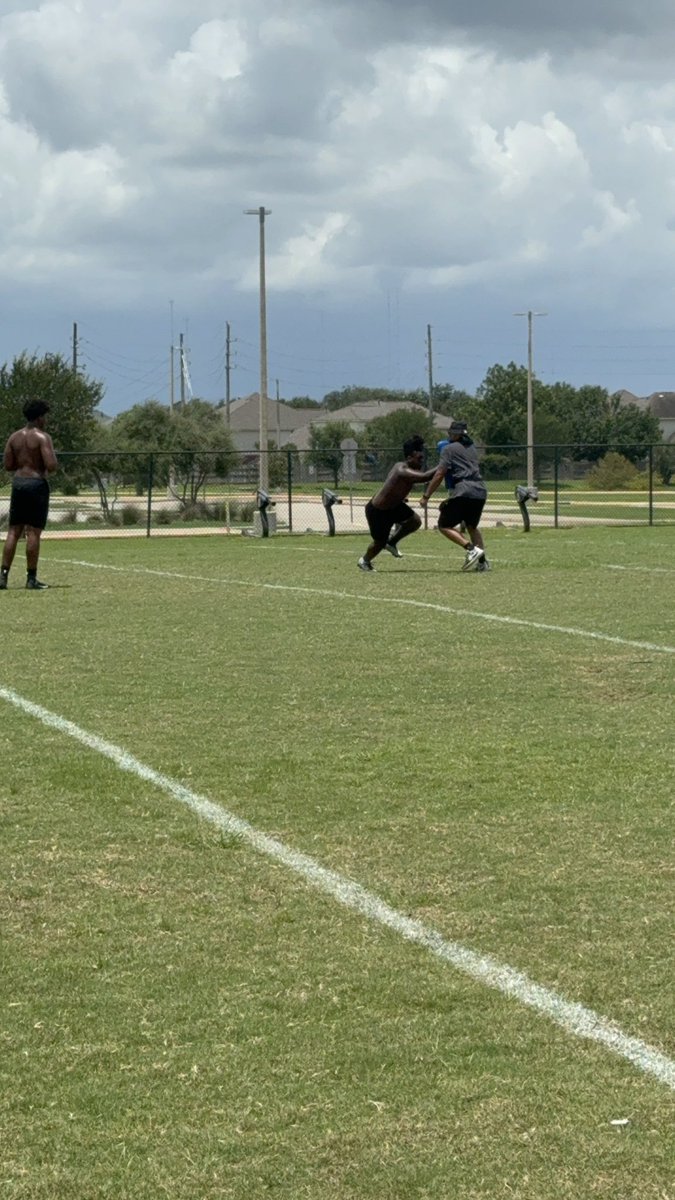 adavian_kizzie5's tweet image. While they sleep, I grind. While they talk, I work. Every rep, every step… it’s personal this year. C/O 26 #BuiltDifferent
@larenzo_seals @The1CoachWarren @SlafkaJeff @EliteDlineTX