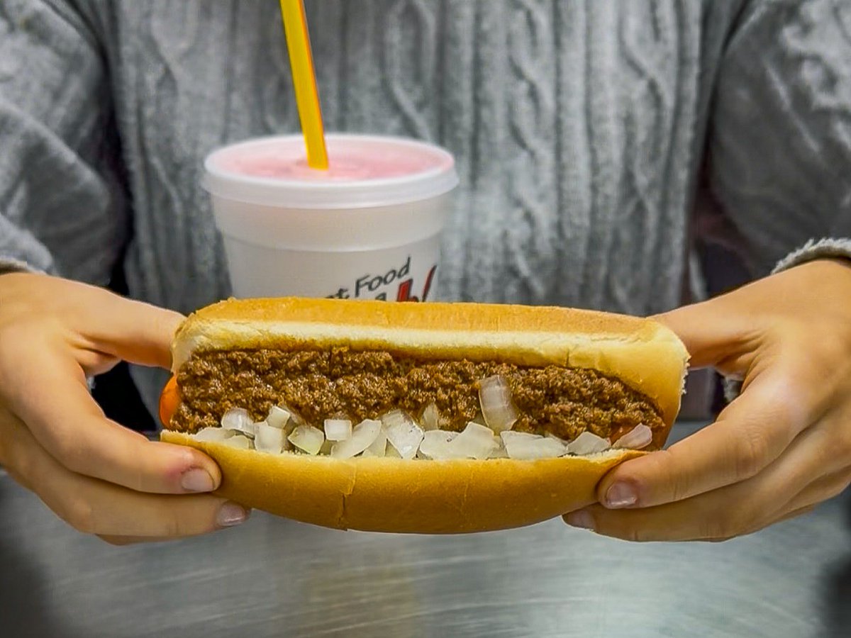 Celebrate National Hot Dog Day the Tennessee way!  Head to Pals Sudden Service in Johnson City where they've been serving classic hot dogs for generations.

📸 Pal's Sudden Service