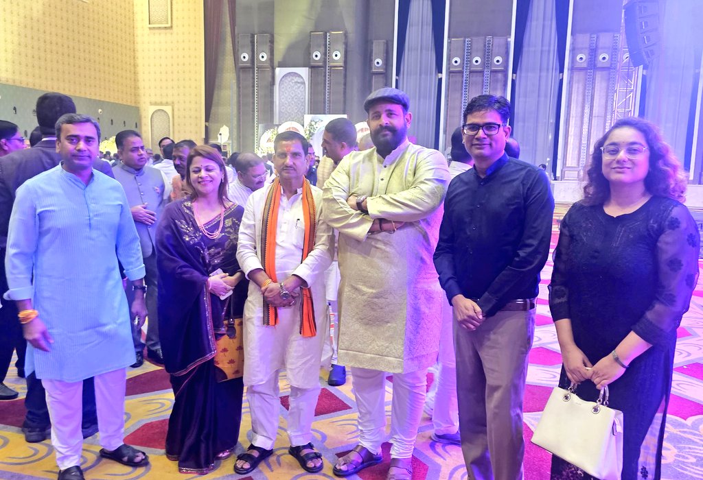 दैनिक समाचार पत्र हरिभूमि एवं INH न्यूज़ के प्रधान संपादक श्री डॉ. हिमांशु जी एवं डॉ. पूजा द्विवेदी जी के 25वीं वैवाहिक वर्षगांठ के अवसर पर रायपुर मे आयोजित समारोह में सम्मिलित होकर हार्दिक बधाई एवं शुभकामनाएं व्यक्त की। 
माँ महामाया से प्रार्थना है कि द्विवेदी परिवार प्रेम,