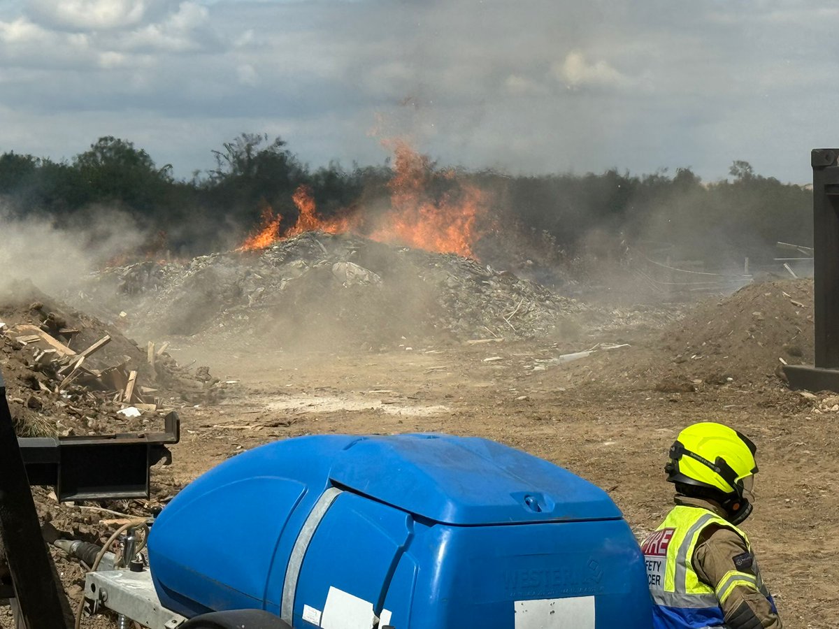 PCs Boyden &amp; Speke encountered an out-of-control burn pile on a Buckinghamshire farm that was spreading towards buildings.

Fire crews quickly arrived &amp; extinguished the fire.

The public is reminded to take precautions when burning agricultural waste