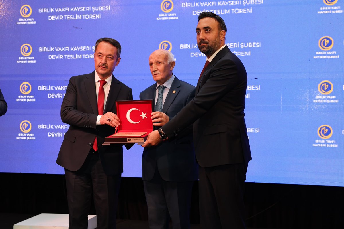 Dr. İsmail Emrah KARAYEL (@iekarayel) on Twitter photo Millî ve manevi değerlerimizi yaşatan,ilim ve irfanla yoğrulmuş nesilleri inşa eden,maziden atiye uzanan bir değer köprüsü olan Birlik Vakfı’nın #Kayseri Şube Başkanlığı görevini devreden Mehmet Adıgüzel’e teşekkür ediyor, görevi devralan <a href="/bulut_habes/">Bilal HABEŞ BULUT</a>’a muvaffakiyetler diliyorum. Millî ve manevi değerlerimizi yaşatan,ilim ve irfanla yoğrulmuş nesilleri inşa eden,maziden atiye uzanan bir değer köprüsü olan Birlik Vakfı’nın #Kayseri Şube Başkanlığı görevini devreden Mehmet Adıgüzel’e teşekkür ediyor, görevi devralan <a href="/bulut_habes/">Bilal HABEŞ BULUT</a>’a muvaffakiyetler diliyorum.