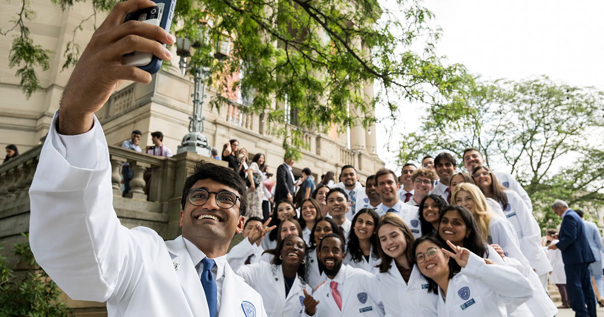CleClinicNews's tweet image. Welcome to the Cleveland Clinic Lerner College of Medicine Class of 2030!
Student participated in a White Coat Ceremony, which symbolizes their entry into the medical profession.