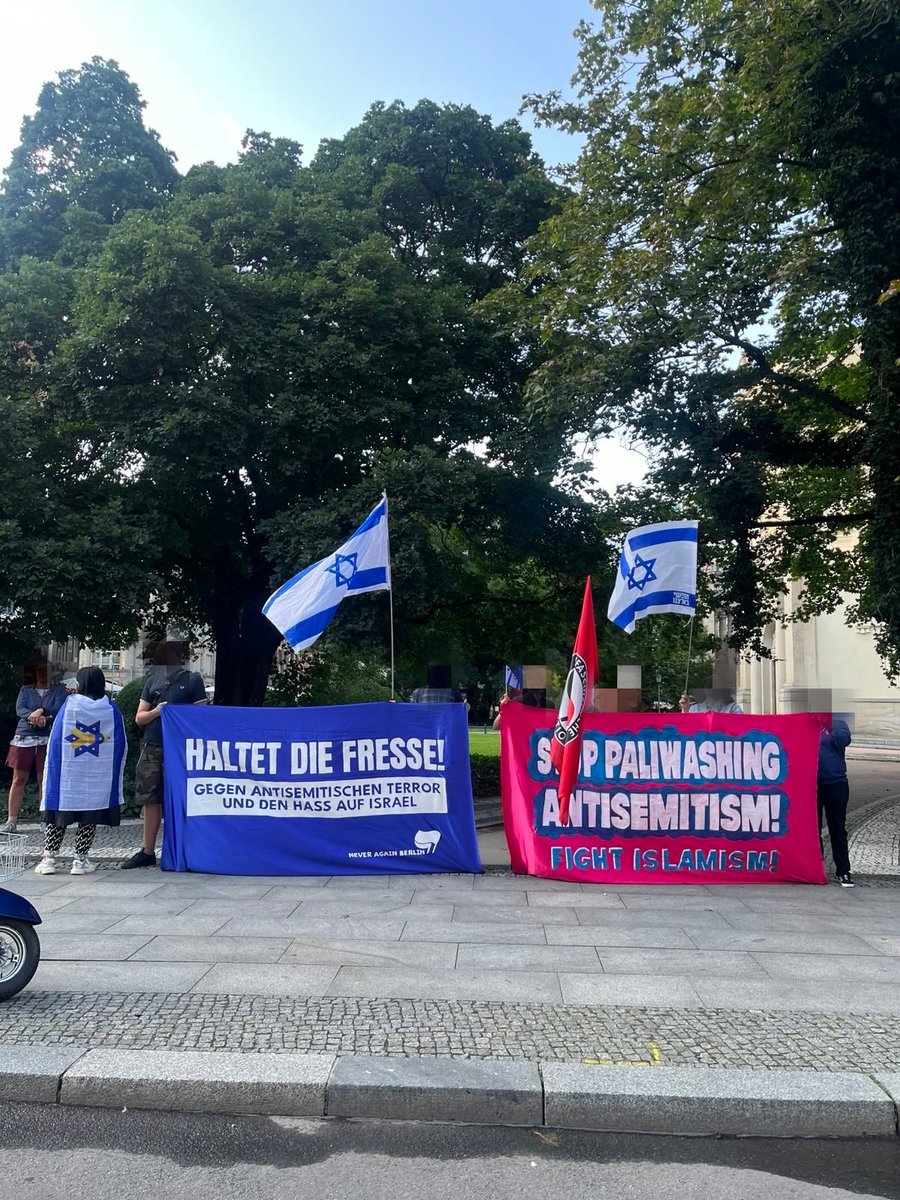 NeverAgainBLN's tweet image. JETZT, 16.07.25, 19 Uhr, gegenüber der Mohrenstr. 30 am Eck, 10117 Berlin.
Spontaner Gegenprotest!
Hin da, wenn ihr in der Nähe seit!
Apologeten antisemitischen Terrors demonstrieren gegen das queer-jüdische Restaurant „GIL & NANCY“, das in Berlin eröffnen sollte.