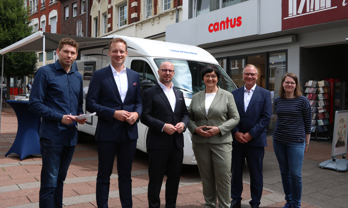 Beckum: Kandidaten diskutieren über Stärken und Ziele: Die vier Bürgermeisterkandidaten in Beckum sprechen am „Glocke“-Redaktionsmobil über ihre Zukunftspläne für die Püttstadt. dlvr.it/TLy5m1