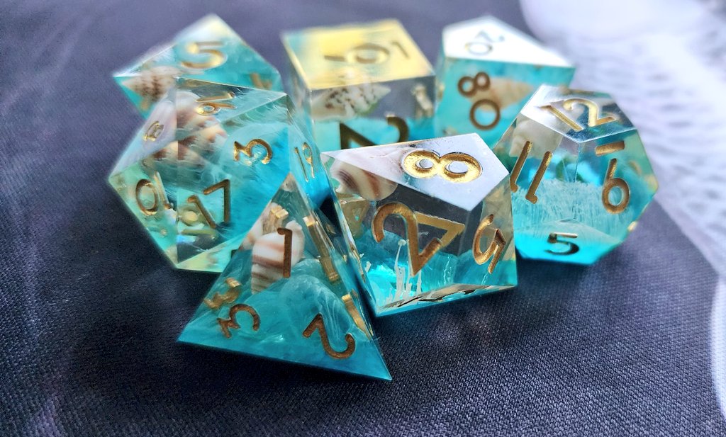 ZynthZelus's tweet image. Morning cuties, check out my new mouse pad and first-ever fancy dice that finally came in. One is a happy fishy lord. ;-; I've never owned a nice set of resin dice, They have little shells in them! I haven't had a proper mouse pad for over a year.
#Vtuber #VtubersEN #dnddice