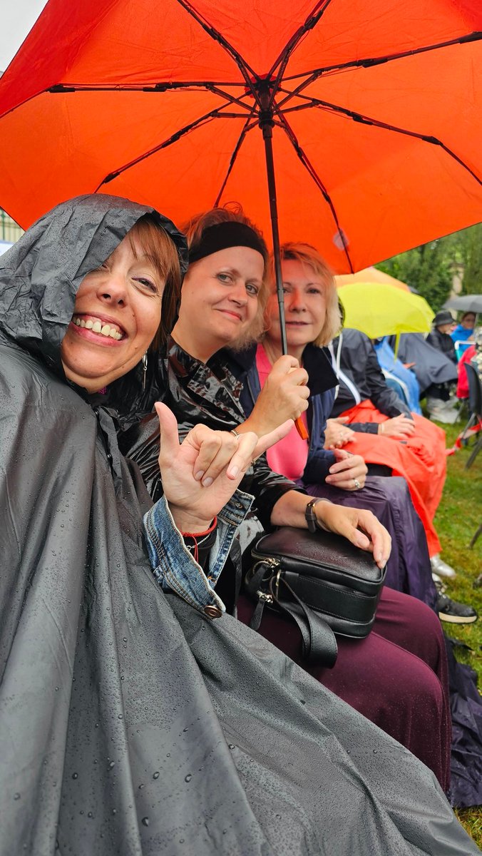 grandjoncs's tweet image. Stoïques, on reste à flot et au sec ! ☔️🎶🎻🩵🎵☀️