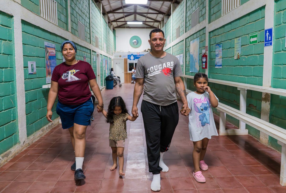 OIM_Mexico's tweet image. 👣 En #HistoriaDeDomingo, Edwin nos recuerda que migrar también puede significar retornar.

Volvió a #Honduras 🇭🇳 tras un largo camino desde Venezuela, no como derrota, sino con un nuevo propósito. En albergues apoyados por la #OIM, encontró descanso, apoyo y la fuerza para…
