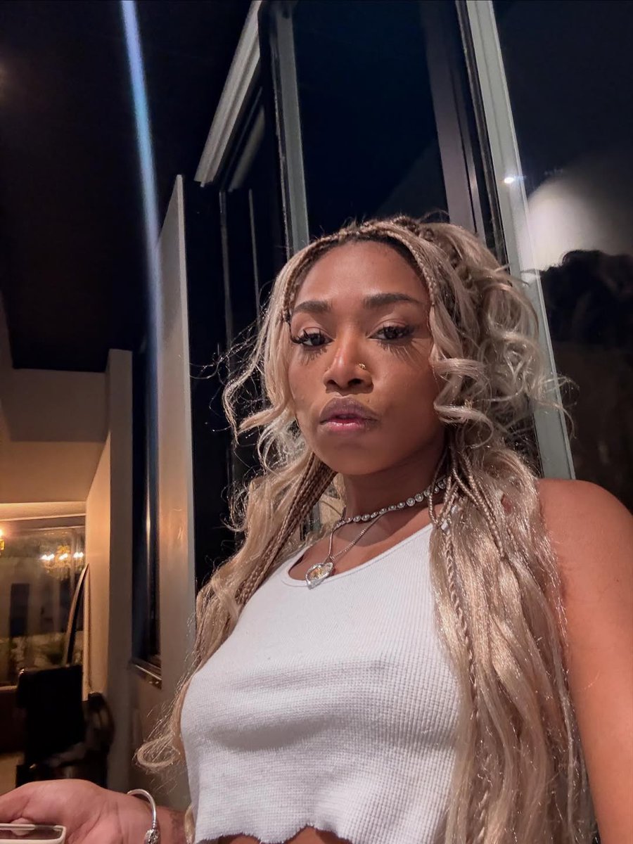 centralebony's tweet image. 🚨 ATENÇÃO!
Joca anuncia álbum CORTAVENTO para 23/07 e tem Ebony como feat na 5° faixa, BADU & 3000.
Segura a pedrada!