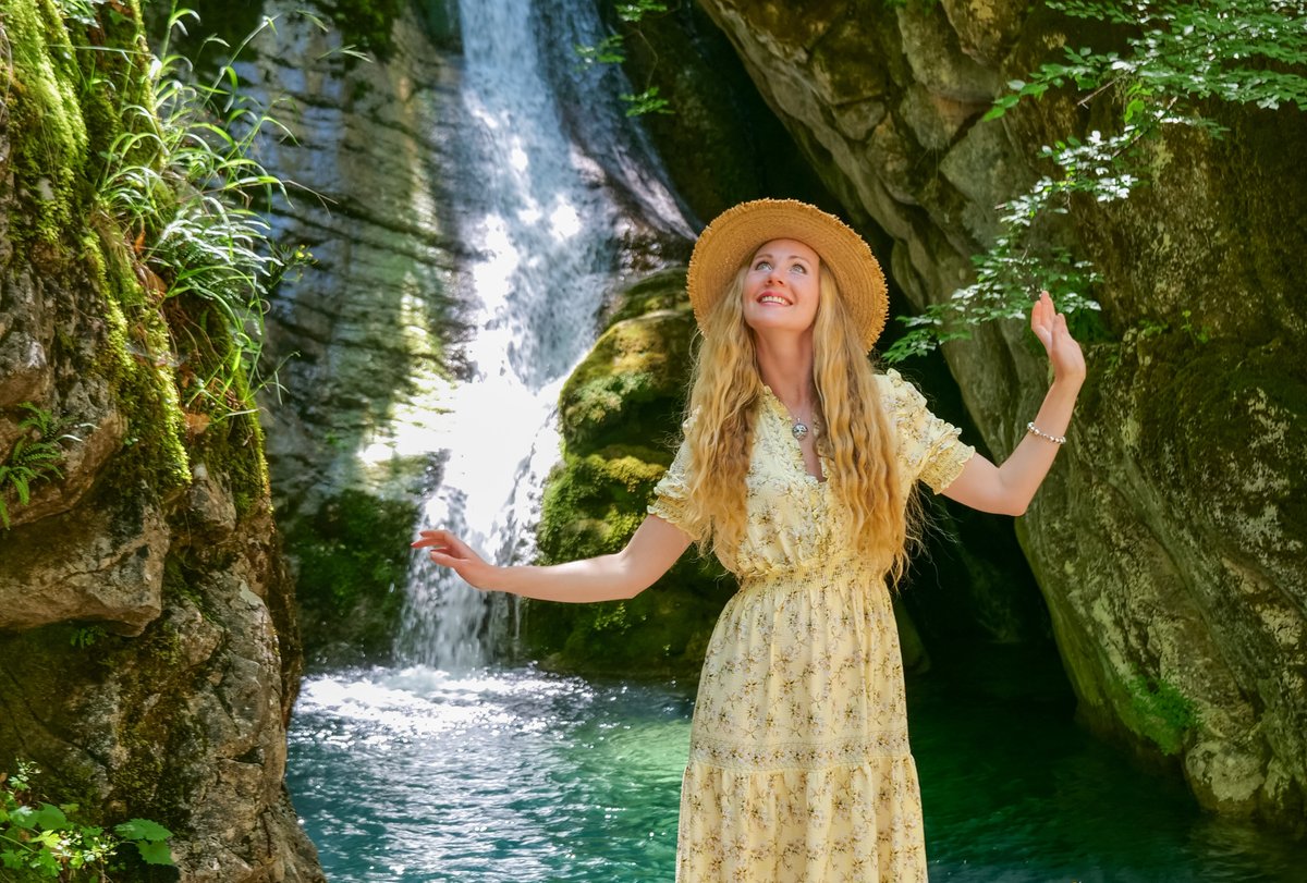 Dziedātāja Diāna Černe ir uzfilmējusi jaunajai dziesmai "Pasaule" video pasakainajos Grieķijas kalnos un aicina uz savu vienīgo koncertu šovasar Latvijā "Festivāls Cilvēkiem" ietvaros 2.augustā plkst. 15:45.  muzikas-video.lv/jaunumi/1649