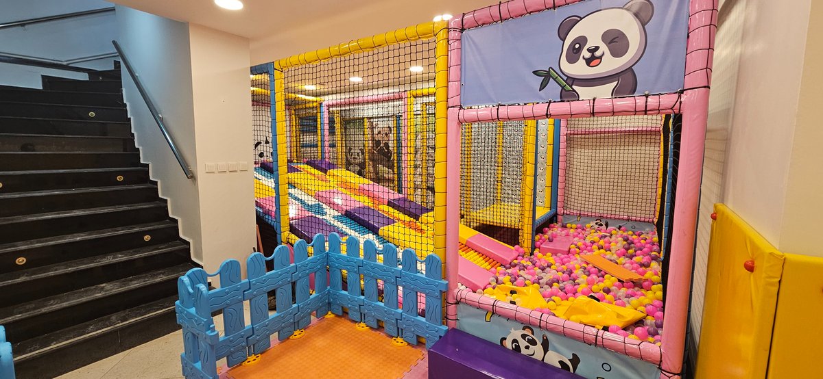 Kızımla Fatih'teyim. Panda Cafe &amp; Çocuk Oyun Evi'nde.

Fatih Camii'nin karşısında oyun evi, kafe olan 2 katlı bir yer açmış eşimin arkadaşı.
Çocuk oynama yeri geniş ve aynı anda oturup çalışabiliyorsunuz. Çocuklara bakan abla da var.

Girişime destek olalım, ilgililere yayalım.