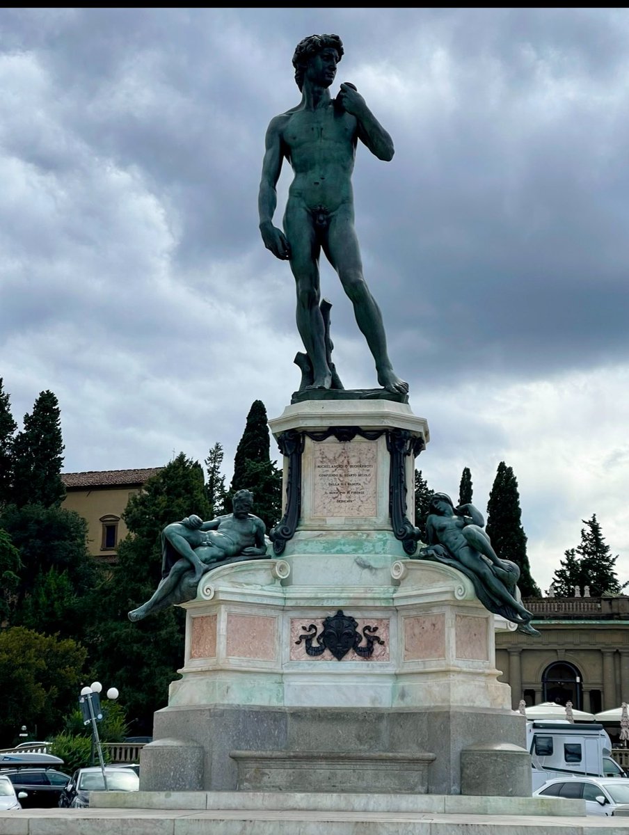 Berkeliana's tweet image. #Warning #ViewerDiscretionAdvised
Florencia centro histórico, Galería de la Academia, Palazzo Vecchio. Arte por todo lado.