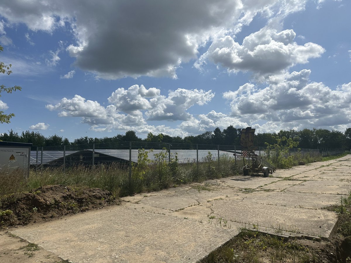 Manchmal liegt die Lösung näher, als man denkt – auch nach zwölf Stunden Fahrt.

Die bestehende Trafo-Station wurde als ausgelastet und nicht erweiterbar eingestuft. Auch eine zweite Station am PV-Feld galt als nicht nutzbar, und die Übergabestation schien keine Option.

Doch