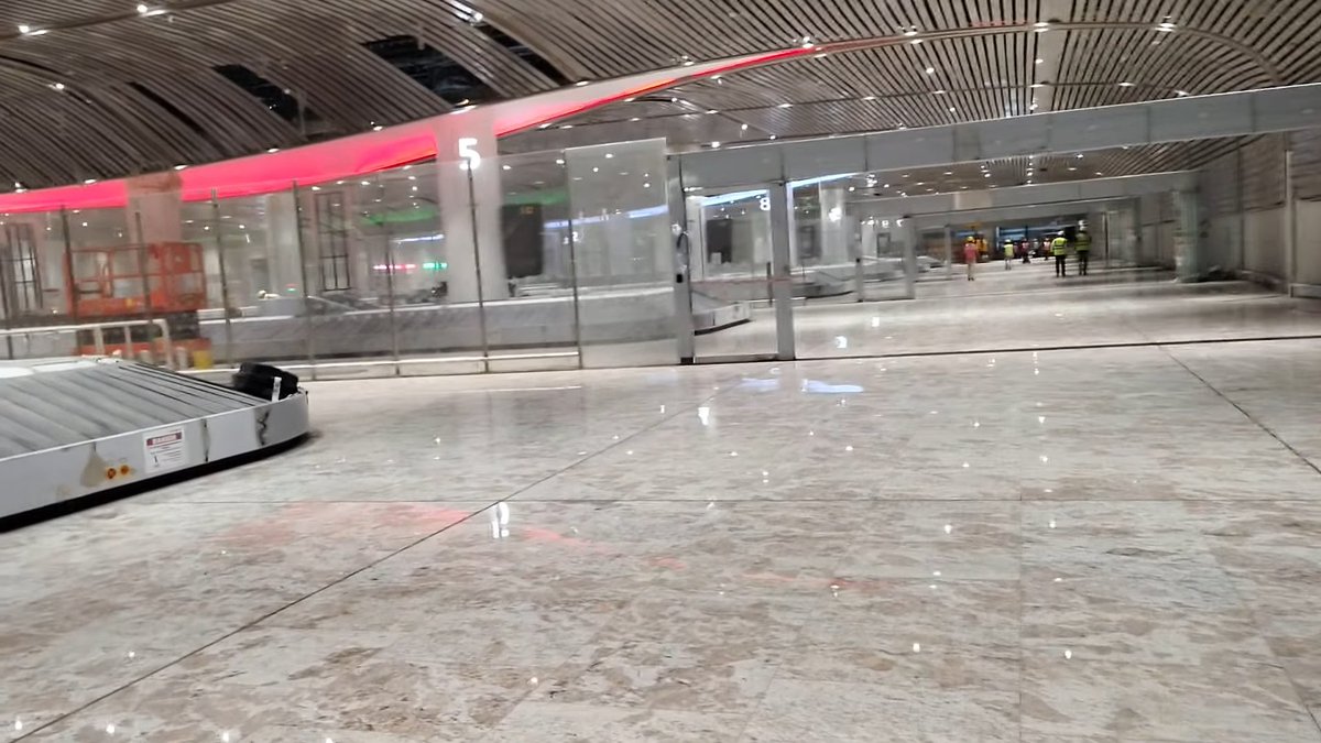 🚨Navi Mumbai Airport🚨

More photos from the baggage claim area. There are a total of 9 baggage claim belts, although the roof is low because of location restraints, it is very modern and a clean design. What do you think of the design?