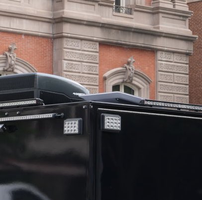 PenguinSix's tweet image. New Secret Service vehicle at White House appears to have a Starlink antenna on top.