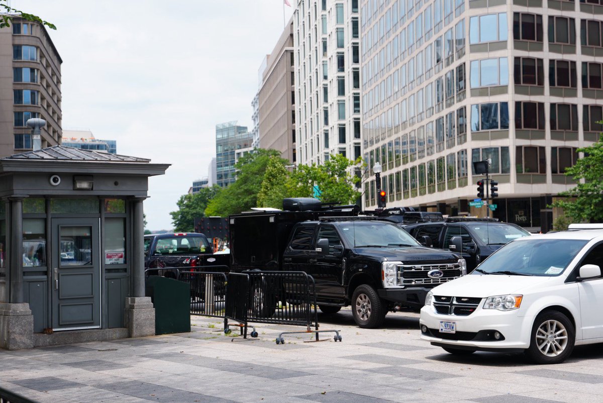 PenguinSix's tweet image. New Secret Service vehicle at White House appears to have a Starlink antenna on top.